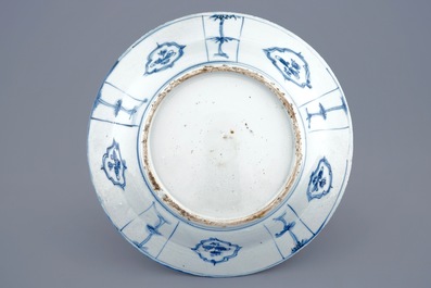 Een Chinees blauw-wit bord met personages, Ming Dynastie, midden 17e eeuw