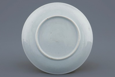 Une tasse et soucoupe en porcelaine de Chine famille rose coquille d'oeuf aux joueuses de go, Yongzheng, 1723-1735