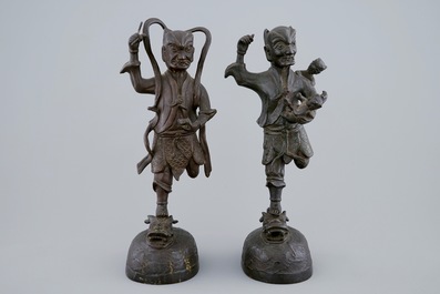 Une paire de sujets mythologiques en bronze, Chine, Dynastie Ming