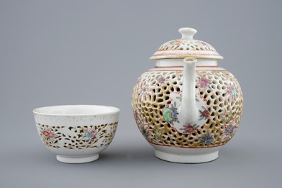 Een dubbelwandige Chinese famille rose theepot en kom met ajour decor, Qianlong, 18e eeuw