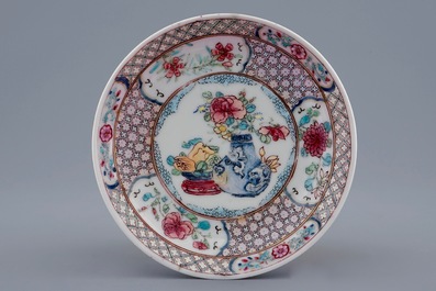 Een Chinese famille rose eierschaal kop en schotel met robijnrode achterkant, Yongzheng, 1723-1735