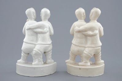 Une paire de groupes des fr&egrave;res Hoho en porcelaine blanc de Chine, Kangxi