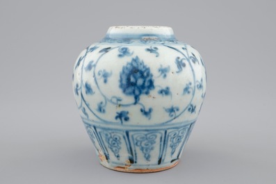 Een Chinees blauw-wit bolvaasje met floraal decor, Ming Dynastie