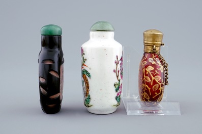 A set of 6 various Chinese glass and porcelain snuff bottles, 19/20th C.