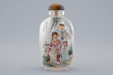 Een Chinees snuifflesje met onderglasbeschildering, 19/20e eeuw