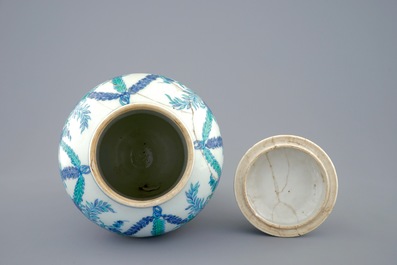 A rare Chinese export porcelain urn and cover, Kangxi/Yongzheng, 1st quarter 18th C.