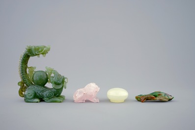 Vier diverse Chinese snijwerkjes in jadeiet, quartz en andere gesteentes, 19/20e eeuw