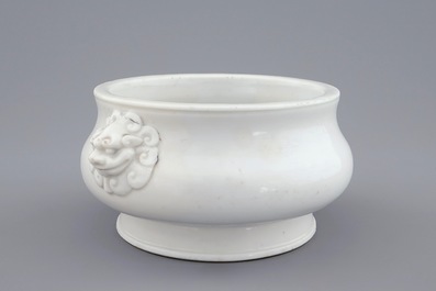 Un br&ucirc;le-parfum en porcelaine blanc de Chine, Kangxi