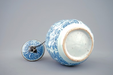 Une th&eacute;i&egrave;re en porcelaine de Chine bleu et blanc mont&eacute;e en argent, Ming, Wanli, 1573-1619