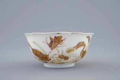 Een Chinese kop en schotel met verguld decor van eenden en insecten, Yongzheng, 1723-1735