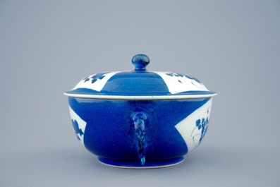 Een Chinese bleu poudr&eacute; twee-orige dekselkom met floraal decor, Kangxi