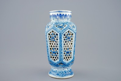 Een Chinese blauw-witte dubbelwandige opengewerkte vaas, Transitie periode, 1620-1683