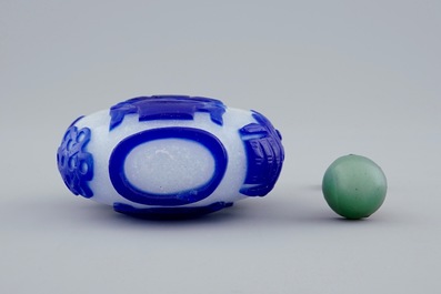 Een Chinees snuifflesje in meerlagig blauw-wit glas, 19e eeuw