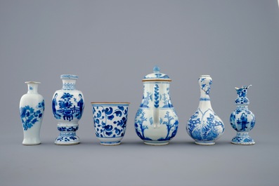 Een lot van 6 blauw-witte Chinese vaasjes en kannetjes, Kangxi