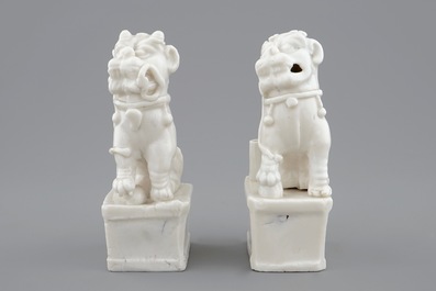 Een paar Chinese Dehua blanc de Chine wierookhouders met een boeddhistische leeuw, 18/19e eeuw