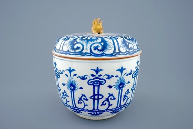 Un pot couvert en porcelaine de Chine bleu et blanc, Kangxi