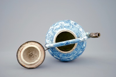Une th&eacute;i&egrave;re en porcelaine de Chine bleu et blanc mont&eacute;e en argent, Ming, Wanli, 1573-1619