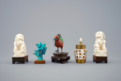 Een lot diverse Chinese ivoren, benen, verguld zilver en turquoise objecten, 19/20e eeuw