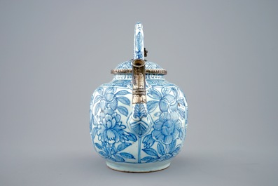 Een blauw-witte Chinese wijn- of theepot met zilveren montuur, Ming Dynastie, Wanli, 1573-1619