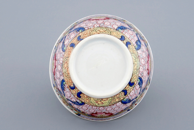 Une tasse et soucoupe en porcelaine de Chine famille rose coquille d'oeuf au chat, Yongzheng, 1723-1735