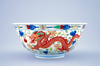 A Chinese wucai dragon and phoenix bowl, Daoguang sealmark and of the period