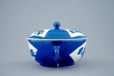 Een Chinese bleu poudr&eacute; twee-orige dekselkom met floraal decor, Kangxi