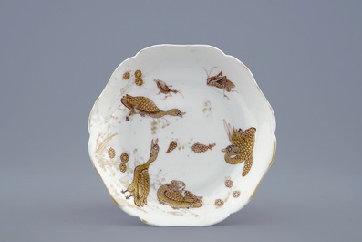 Een Chinese kop en schotel met verguld decor van eenden en insecten, Yongzheng, 1723-1735