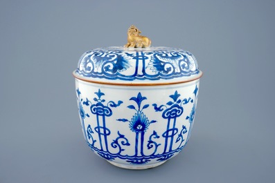 A Chinese blue and white round box and cover, Kangxi