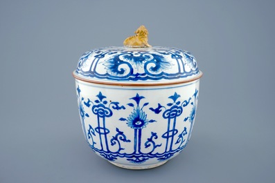 Un pot couvert en porcelaine de Chine bleu et blanc, Kangxi