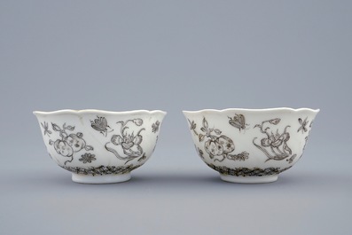 Een paar Chinese koppen en schotels met verguld grisaille decor van vruchten, Yongzheng, 1723-1735