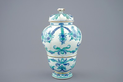 A rare Chinese export porcelain urn and cover, Kangxi/Yongzheng, 1st quarter 18th C.