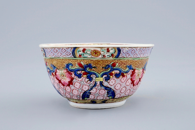 Une tasse et soucoupe en porcelaine de Chine famille rose coquille d'oeuf au chat, Yongzheng, 1723-1735