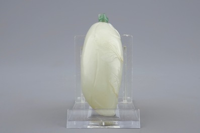 Een Chinees snuifflesje in witte celadon jade gesculpteerd, 18/19e eeuw