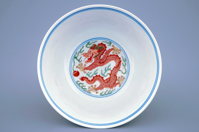 A Chinese wucai dragon and phoenix bowl, Daoguang sealmark and of the period