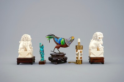 Een lot diverse Chinese ivoren, benen, verguld zilver en turquoise objecten, 19/20e eeuw