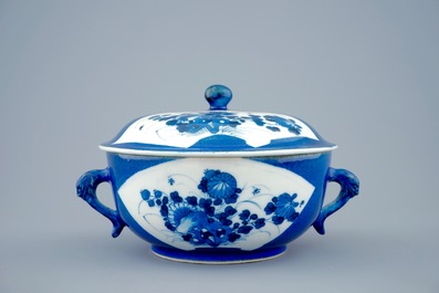 Een Chinese bleu poudr&eacute; twee-orige dekselkom met floraal decor, Kangxi