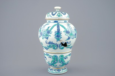 A rare Chinese export porcelain urn and cover, Kangxi/Yongzheng, 1st quarter 18th C.