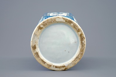 Een Chinese blauw-witte dubbelwandige opengewerkte vaas, Transitie periode, 1620-1683