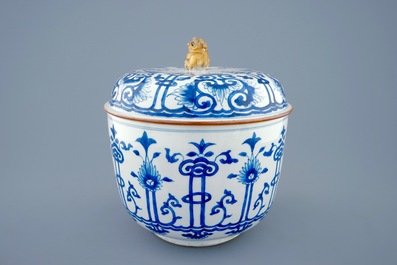 Een blauw-witte Chinese ronde dekseldoos, Kangxi