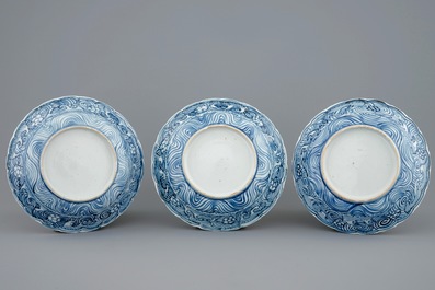 Een set van 3 Chinese blauw-witte borden, Transitie periode, 1620-1683