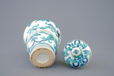 A rare Chinese export porcelain urn and cover, Kangxi/Yongzheng, 1st quarter 18th C.