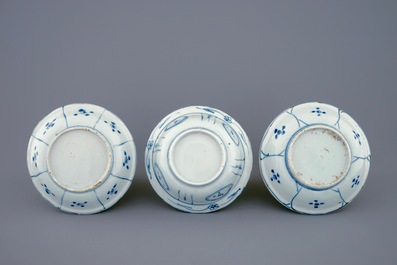 Een blauw-witte kraak porseleinen klapmuts kom en 2 borden, Wanli, 1573-1619