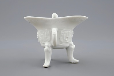 Une tasse &agrave; vin &quot;Jue&quot; en porcelaine blanc de Chine de Dehua, Kangxi