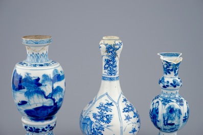 Een lot van 6 blauw-witte Chinese vaasjes en kannetjes, Kangxi