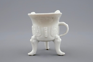 Une tasse &agrave; vin &quot;Jue&quot; en porcelaine blanc de Chine de Dehua, Kangxi