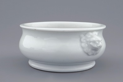Een ronde blanc de Chine wierookbrander met leeuwenkoppen, 18e eeuw