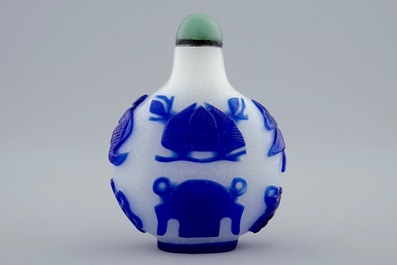 Een Chinees snuifflesje in meerlagig blauw-wit glas, 19e eeuw