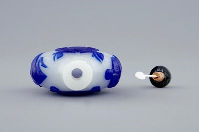A Chinese blue and white overlay glass snuff bottle, 19th C.