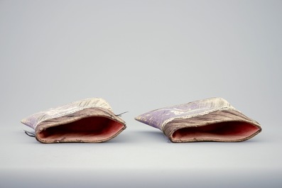 Een paar Chinese geborduurde lotus-schoentjes, 19/20e eeuw