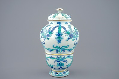 Een zeldzame Chinese export porseleinen urne met deksel, Kangxi/Yongzheng, 1e kwart 18e eeuw
